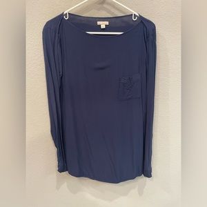 EUC Gap XL navy blue top. Very flattering and comfy.